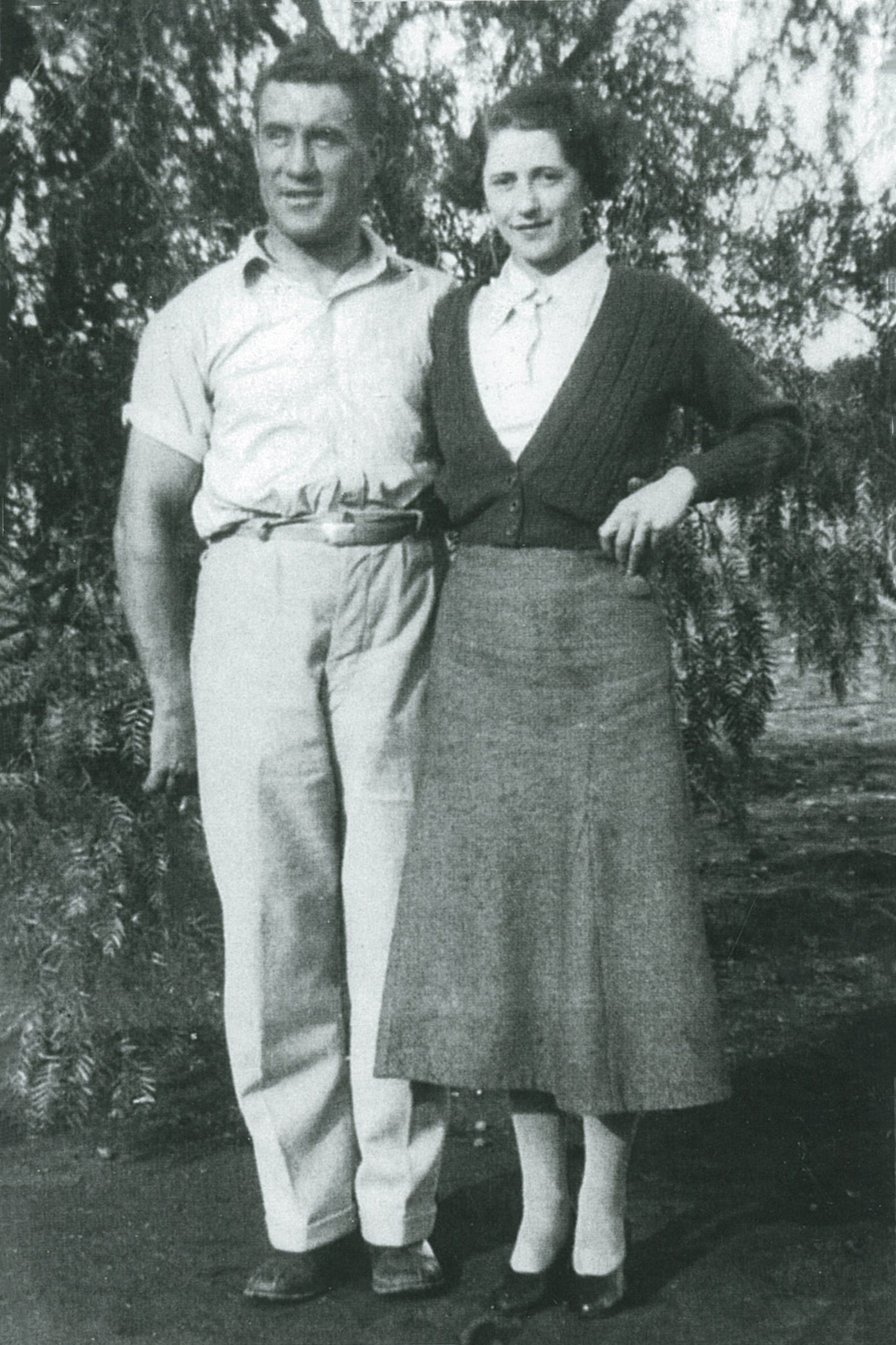 Photo of photos/Annie Dolina McLennan abt1907-1989 w husb